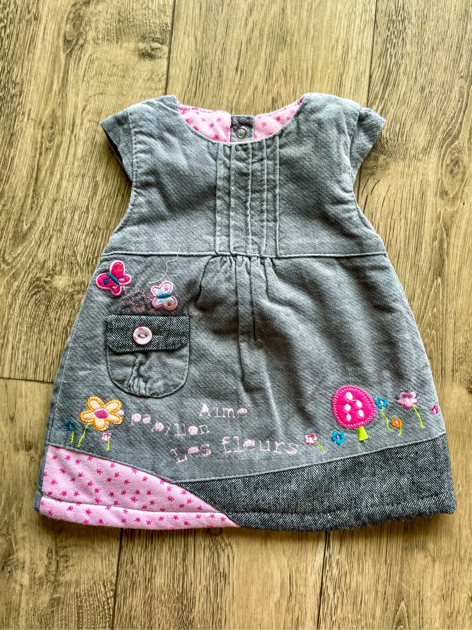Robe grise sans manches fleurs et papillons brodés taille 3 mois 